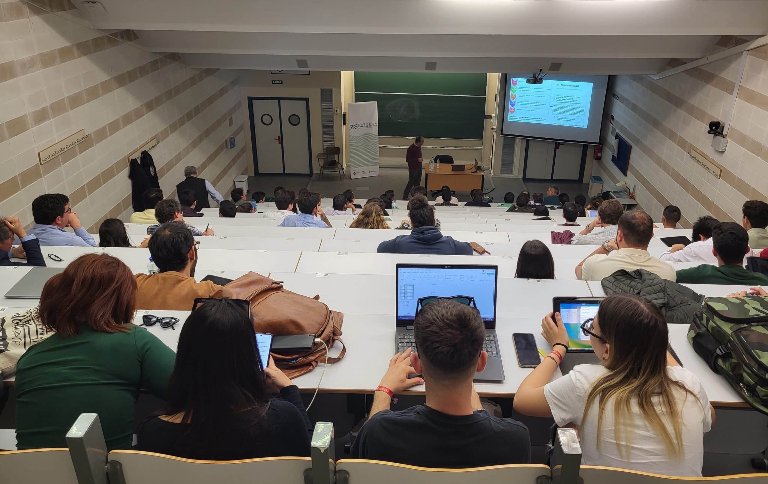 Alumnos de la Escuela Técnica Superior de Ingeniería Agronómica y de Montes de la Universidad de Córdoba, en la jornada de la Cátedra TIMAC AGRO-UCO